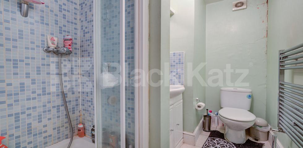 Spacious studio amazing location modern kitchen mins to tube & shops Abingdon Road, High Street Kensington